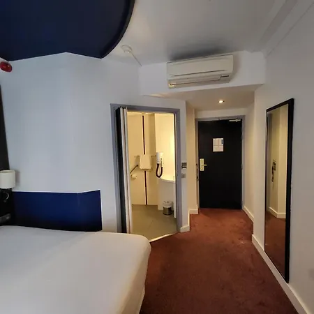Accueil Pigalle Montmartre - Renove Hotel Paris