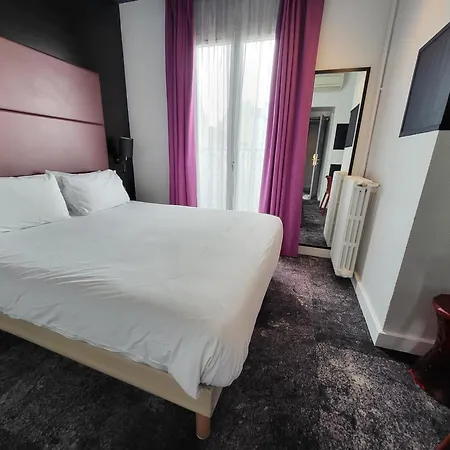 Accueil Pigalle Montmartre - Renove Hotel Paris