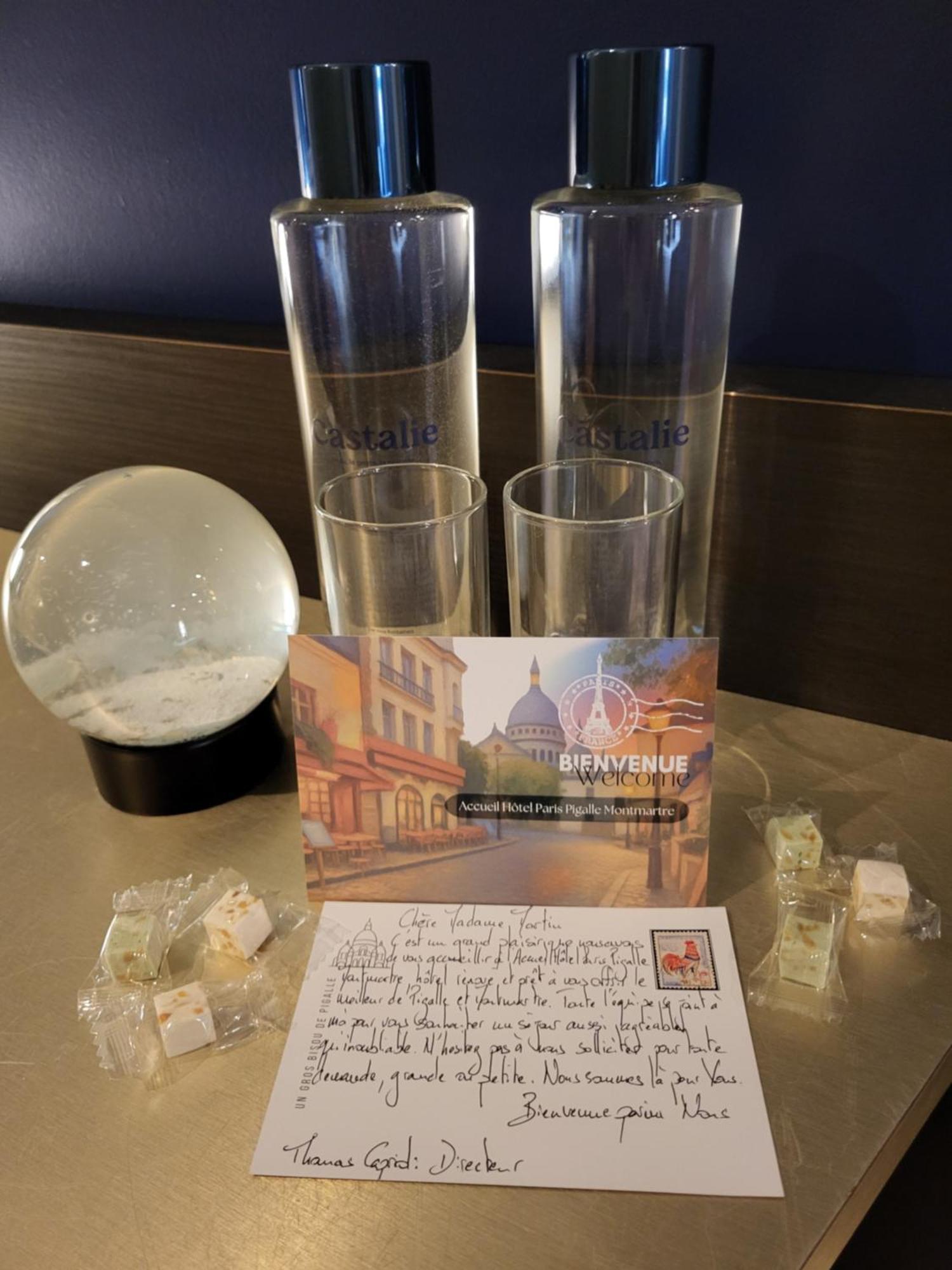 Accueil Pigalle Montmartre - Renove Hotel