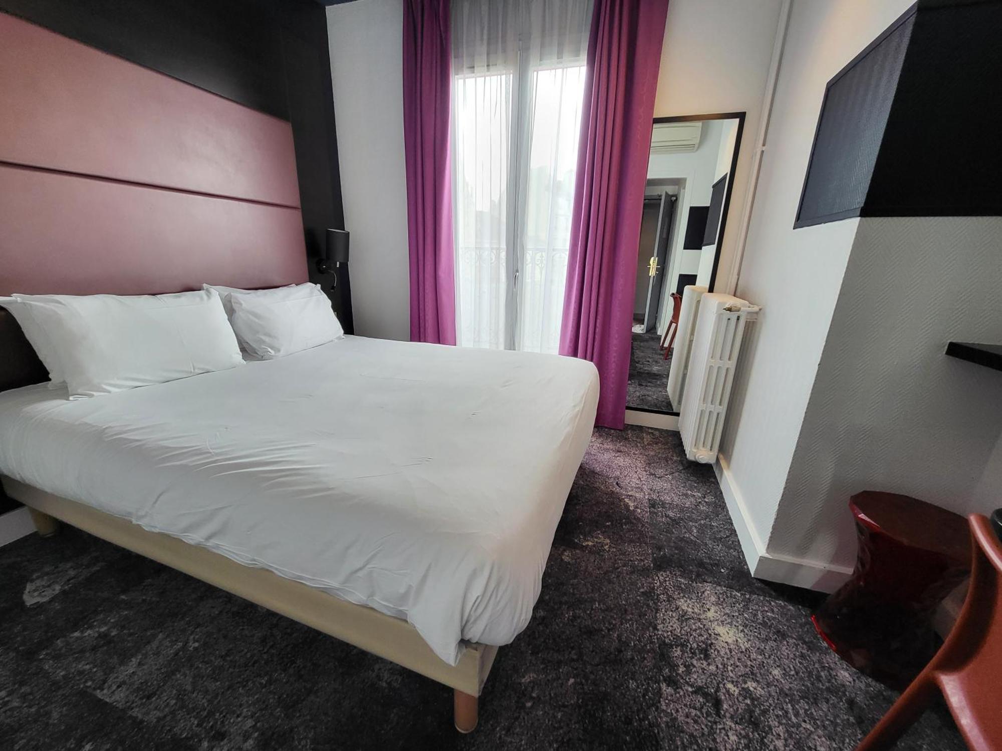 Accueil Pigalle Montmartre - Renove Hotel Paris